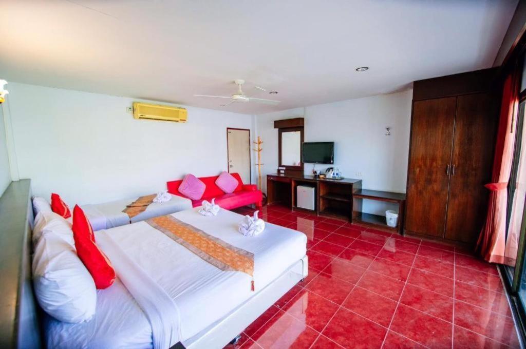 Oyo 343 Wanna Marine Hotel Patong Екстериор снимка