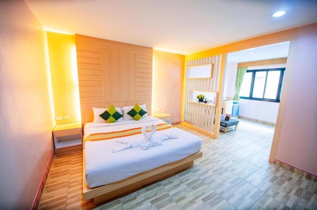 Oyo 343 Wanna Marine Hotel Patong Екстериор снимка